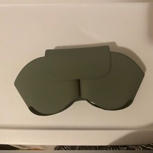 Apple airpod max smart case— green